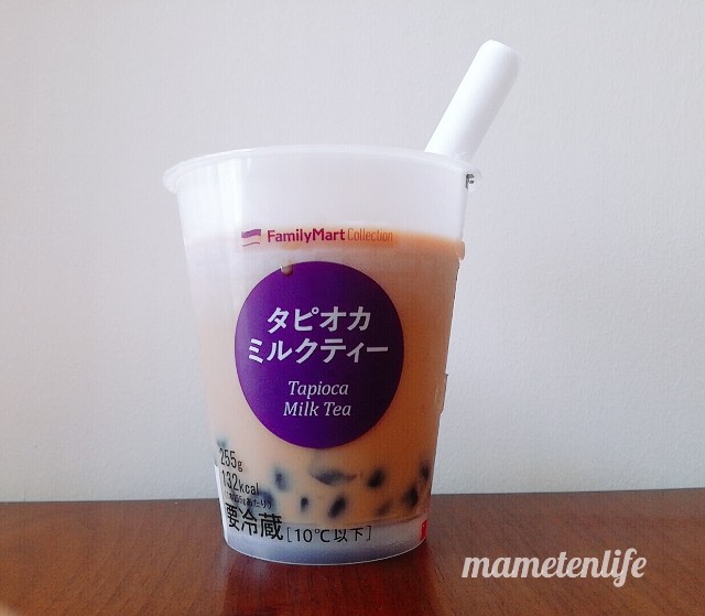 ファミリーマートのタピオカミルクティーのストローをさしたところ