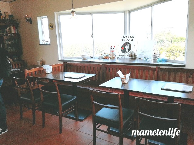 ラ・ポルタブルー(Pizzeria eBar LA PORTA BLU)のイスとベンチの席