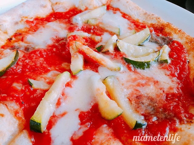 ラ・ポルタブルー(Pizzeria eBar LA PORTA BLU)のトマトソース、モッツアレラチーズとズッキーニとアンチョビのピッツア