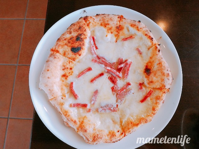 ラ・ポルタブルー(Pizzeria eBar LA PORTA BLU)のモッツァレラチーズとサラミのピッツア