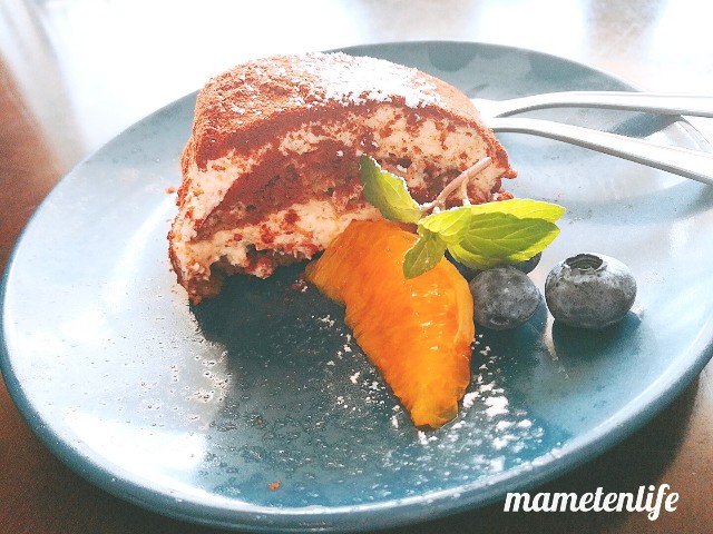 ラ・ポルタブルー(Pizzeria eBar LA PORTA BLU)のティラミスを横から見たところ