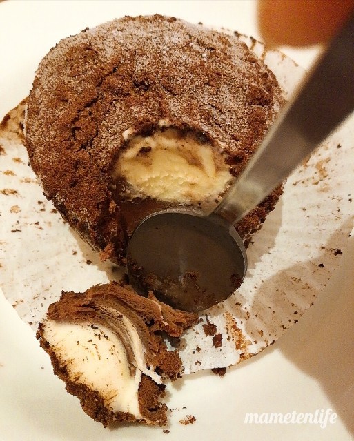 サイゼリアトリフアイスクリームを一口取り分けたところ