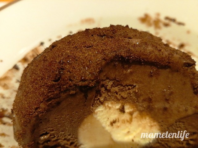 サイゼリアトリフアイスクリームが少しずつ溶けてきたところ