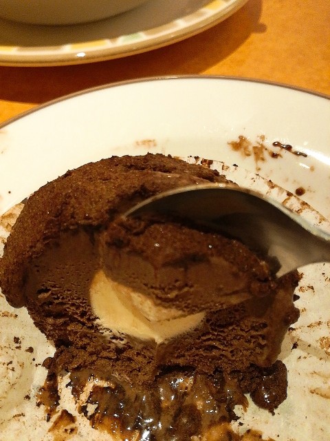 サイゼリアトリフアイスクリームが少し溶けた箇所をすくったところ