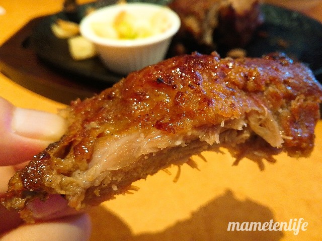 サイゼリアやわらかポークリブを一口食べたところ