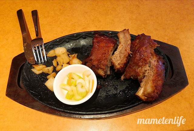 サイゼリアやわらかポークリブを4つに切り分けたところ