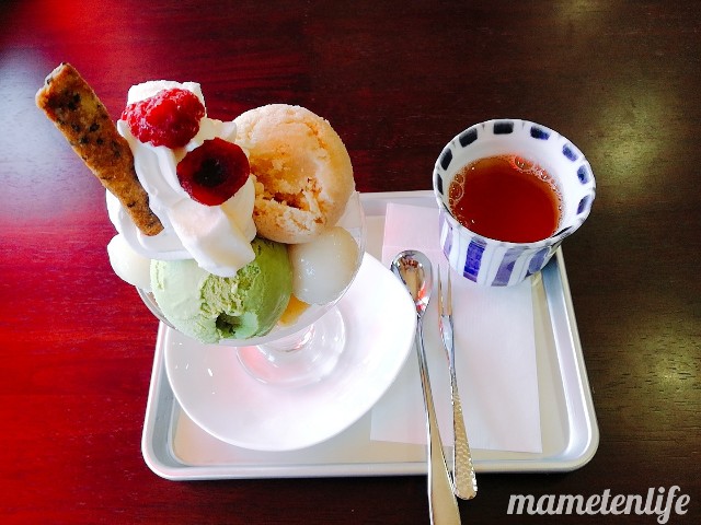 あんみつ屋カフェのあんみつ屋パフェが到着したところ
