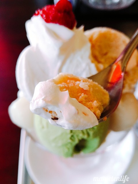 あんみつ屋パフェのきな粉アイスのアップ