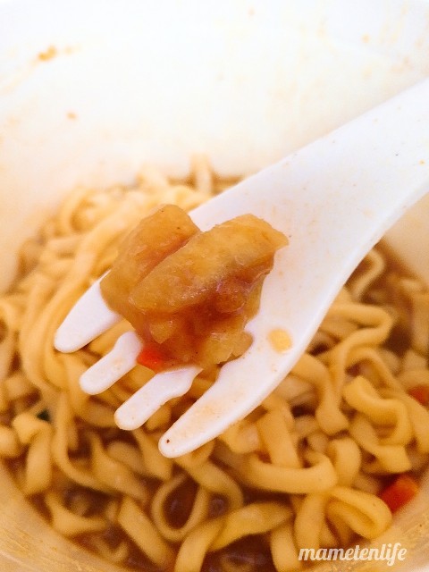 カップヌードルフォークに具をのせたところ