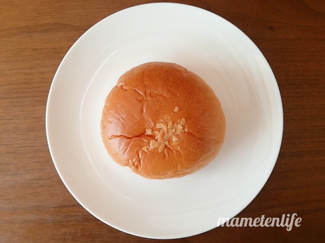 ローソン レーズン好きのラムレーズンパンをお皿にのせたところ