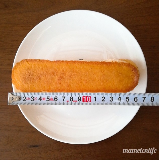 ファミリーマート香ばしいクッキーのクリームサンド(レーズン)の長さを測っているところ