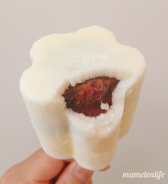 丸永製菓あいすまんじゅうクリームチーズを一口食べたところ