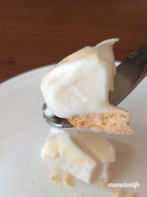 セブン‐イレブン まるでチーズケーキのようなチーズスティックのアイスが柔らかくなっているところ