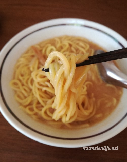 セブン‐イレブン具付き味噌ラーメンの麺リフト