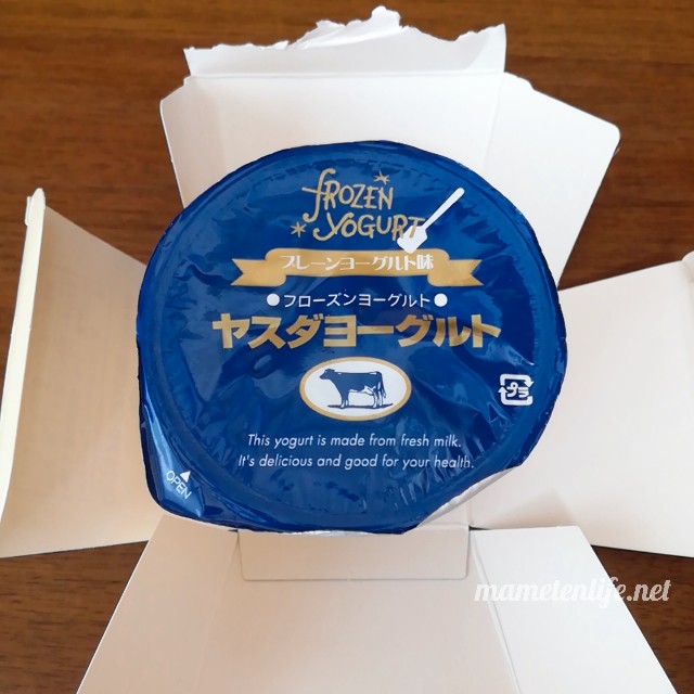 ヤスダヨーグルトのフローズンヨーグルトの紙パッケージを開いたところ