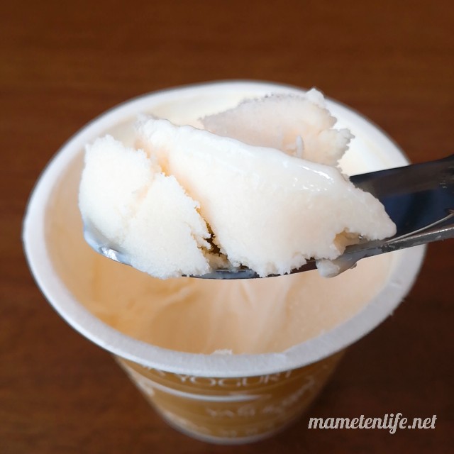 ヤスダヨーグルトのフローズンヨーグルトをスプーンですくったところ