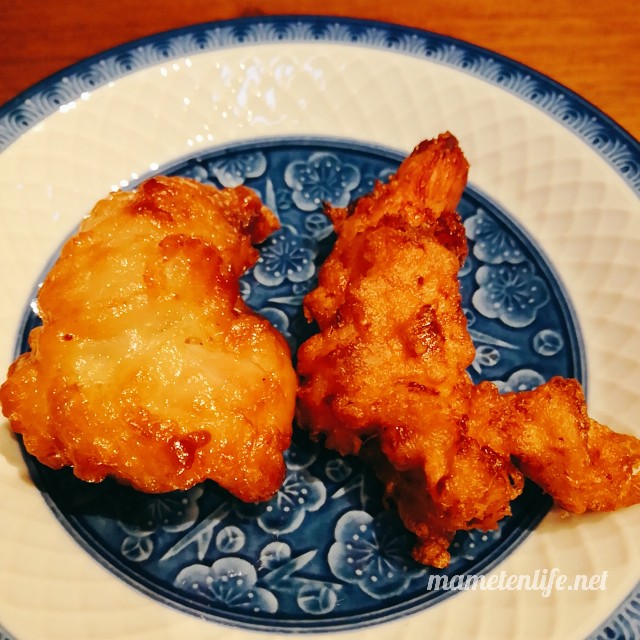 チャレンジャーの唐揚げ2種を一つずつ小皿に盛りつけたところ
