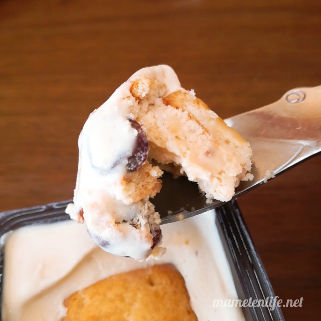 ブルボンガトーレーズンをスプーンですくったところ