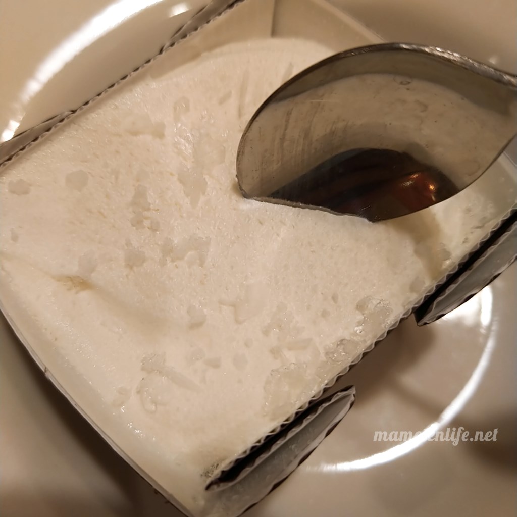 サイゼリヤのイタリアンジェラートにスプーンを入れたところ