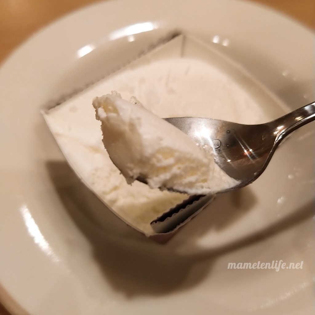 サイゼリヤのイタリアンジェラートをすくったところ