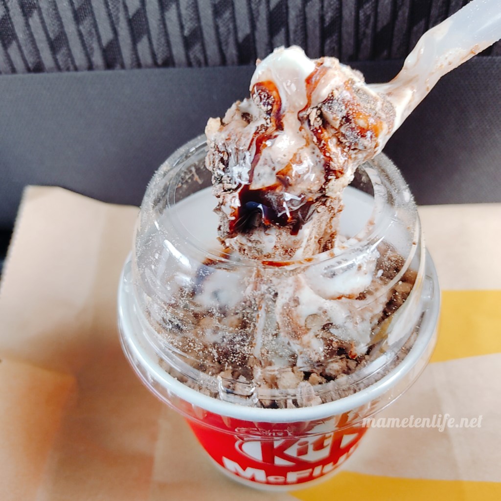 マクドナルドマックフルーリーのチョコソースがとろりとしているところ
