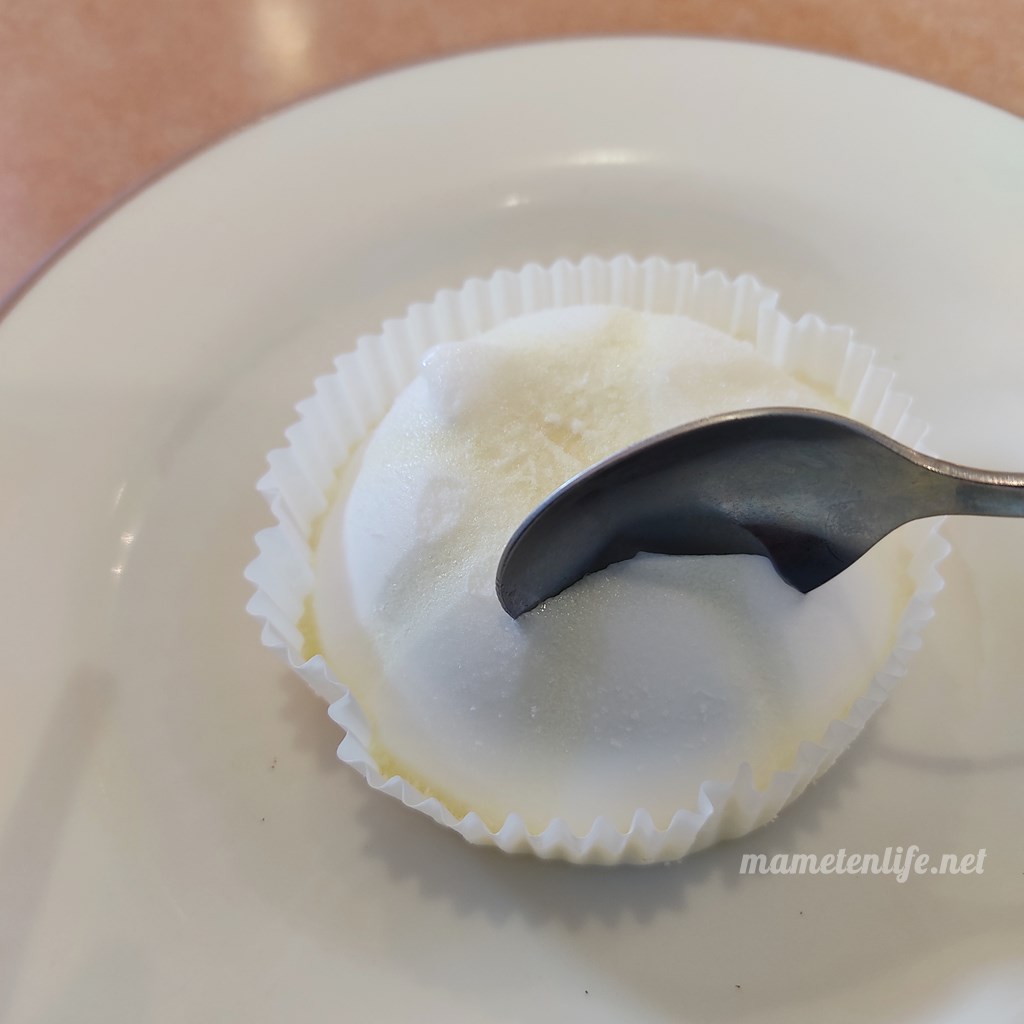 サイゼリヤすっきりレモンのシャーベットにスプーンを入れているところ