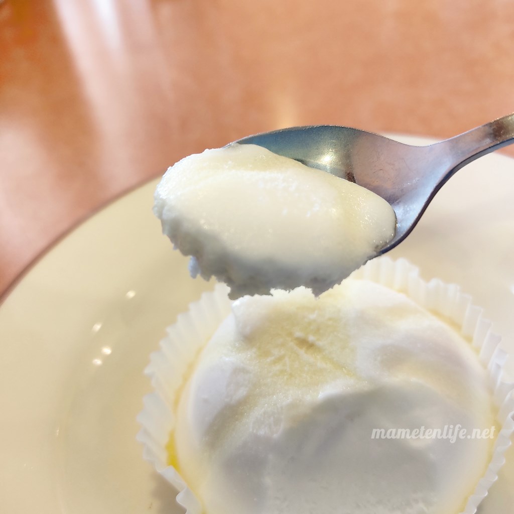 サイゼリヤすっきりレモンのシャーベットをスプーンですくったところ
