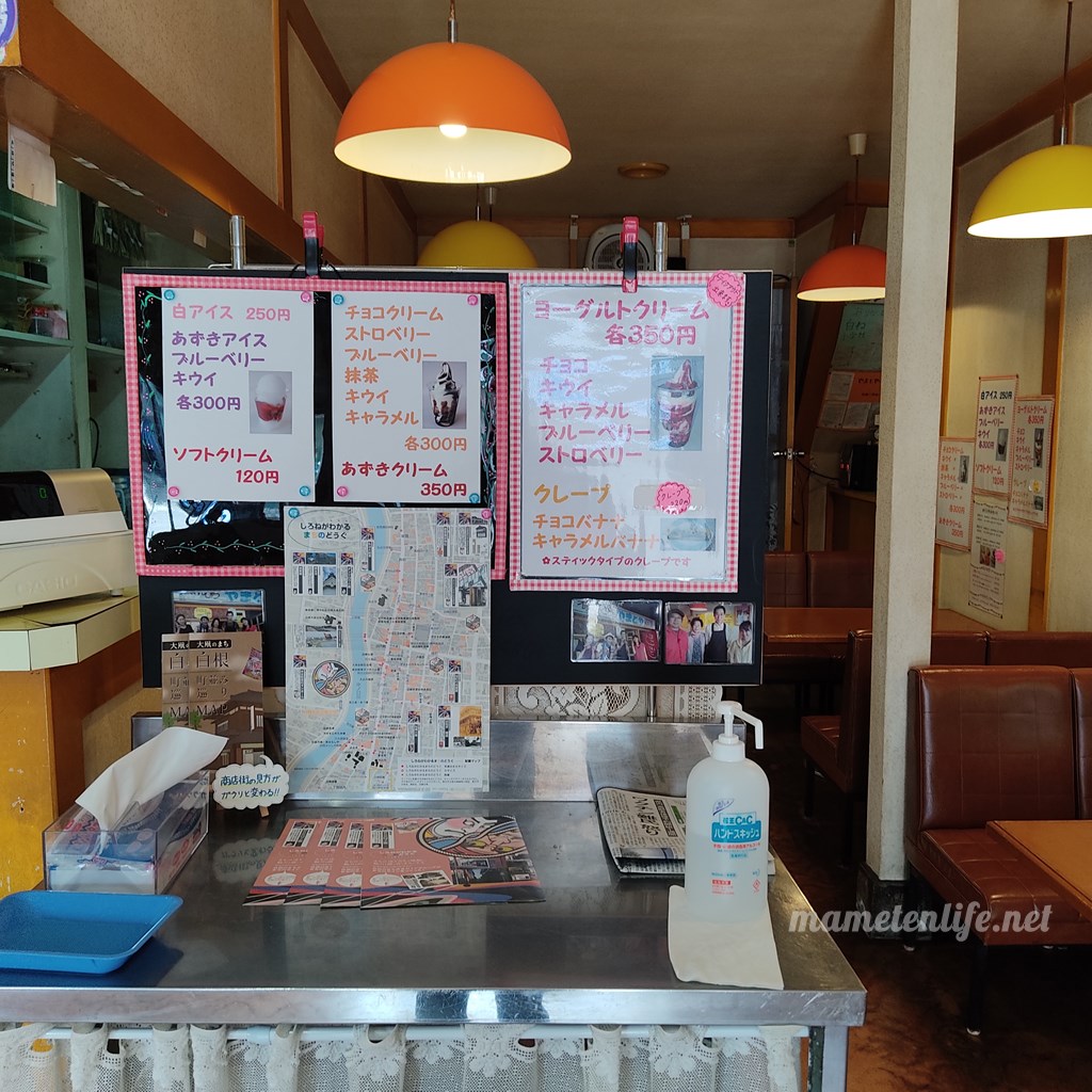 やまとやパーラーの店内