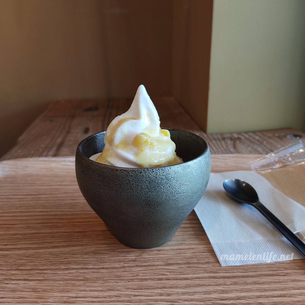 こかげカフェの新潟の恵みシロップ(とうもろこし)がかけてあるヴィーガンソフトクリーム