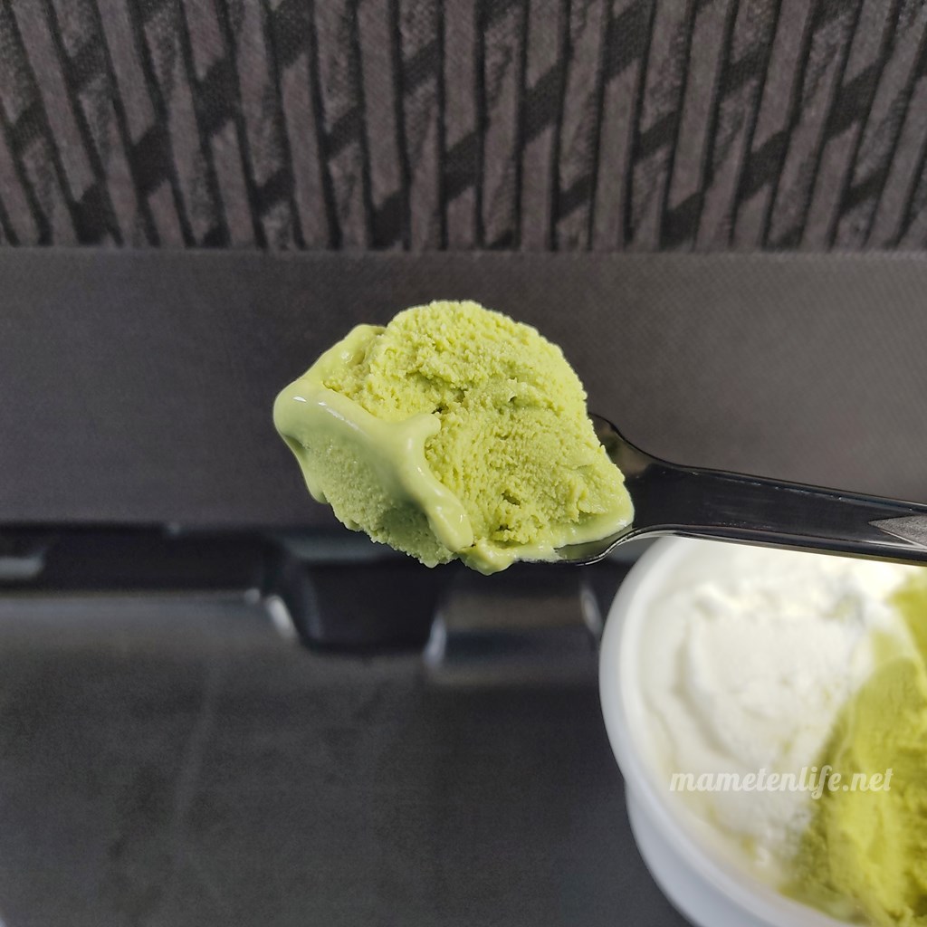 和風ジェラートおかじの村上緑茶ジェラートのアップ