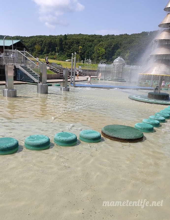 長岡丘陵公園の水遊び広場の水遊具池