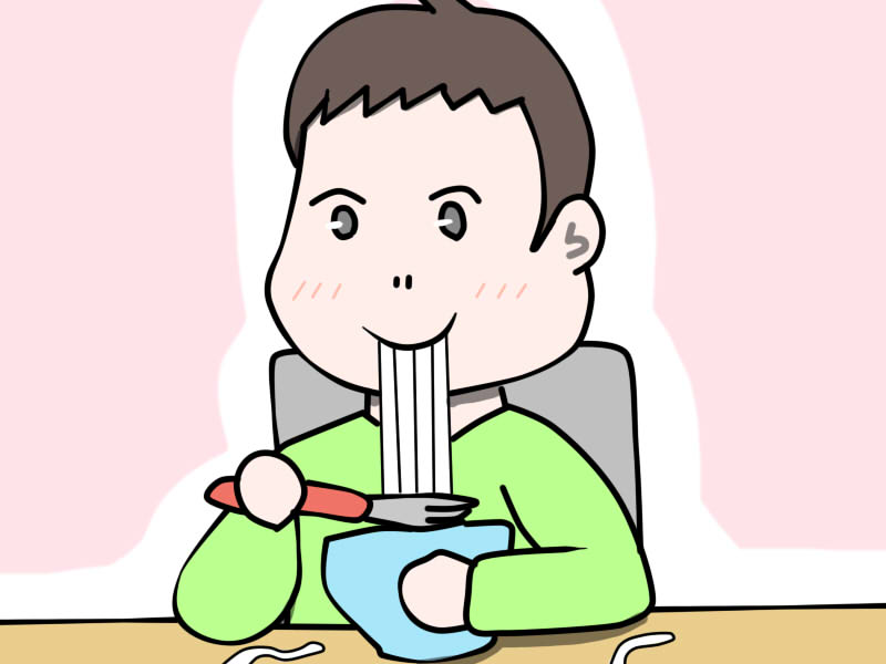 （こぼしながら）うどんを食す息子