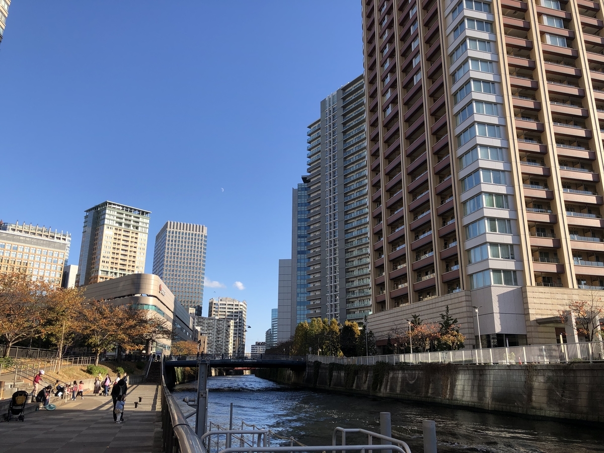 高層マンション群の合間に目黒川