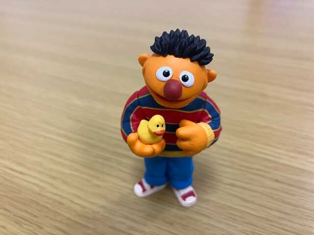 セサミストリート　アーニー　ラバーフィギュア セサミストリート アーニー PVC トイ フィギュア 浮き輪