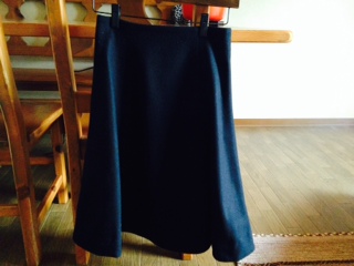 黒のミモレ丈スカート画像