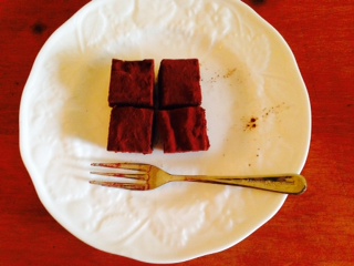 ウェッジウッドの白いお皿にのせた手作りのソイチョコ画像