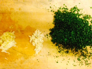 みじん切りにしたパセリ、ネギ、にんにく画像