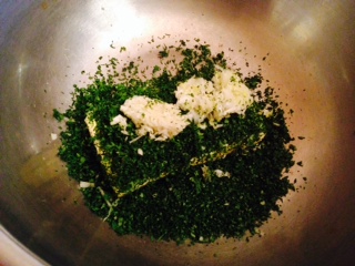 ボールにみじん切りにしたにんにく、パセリ、ネギとバターを入れた画像