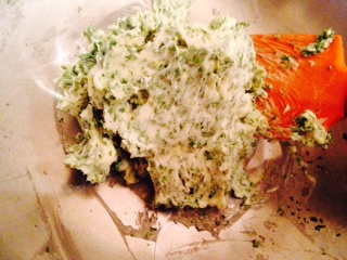 みじん切りにしたにんにく、パセリ、ネギとバターを混ぜている画像、