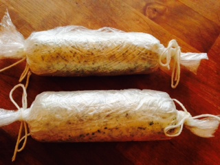 パセリバターをラップととたこ糸で形を整えた画像