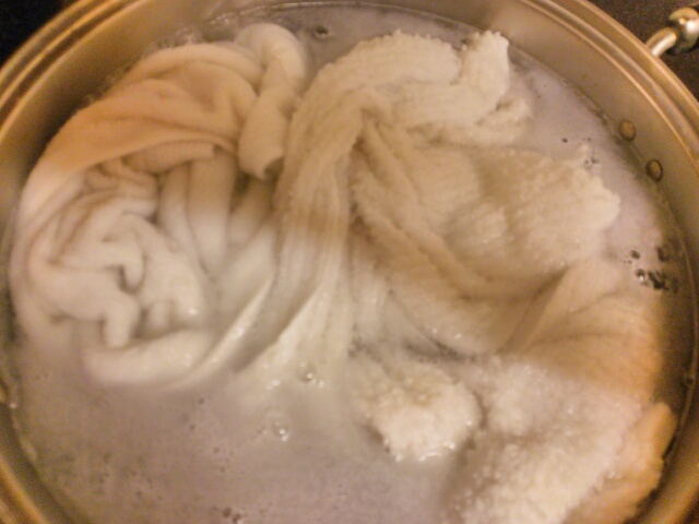 酸素系漂白剤を入れた鍋でタオルをを煮る画像