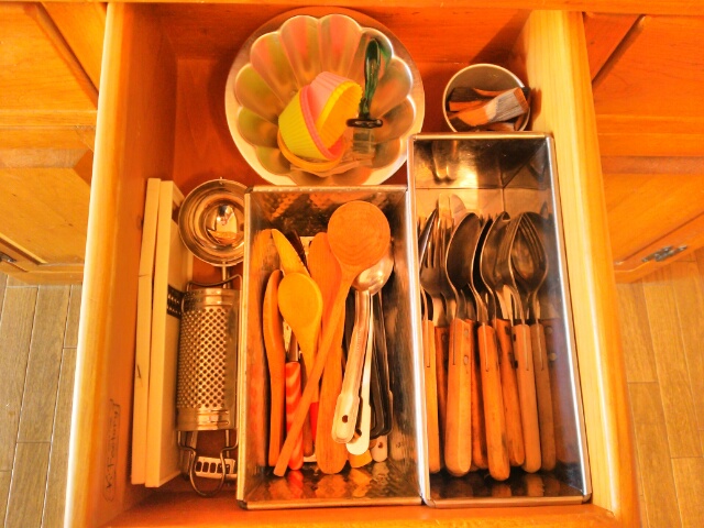 食器棚の引き出しの中のカトラリー画像