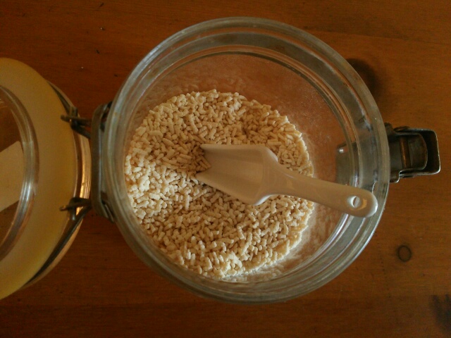 100均セリアの白い陶器製の調味料スプーンを使用している画像