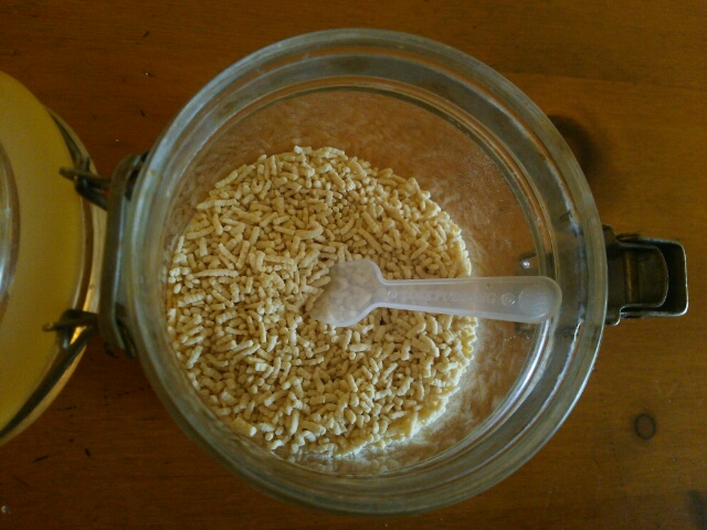 アイスクリームに付いてくるスプーンをを調味料スプーンとして使用している画像