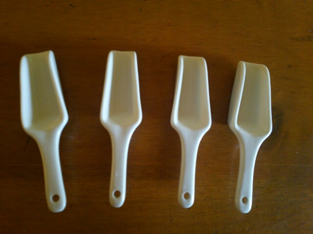 100均セリアでで購入した白い陶器製の調味料スプーン画像