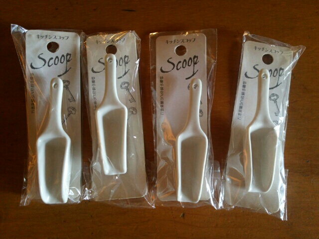 100均セリアで購入した白い陶器製の調味料スプーン