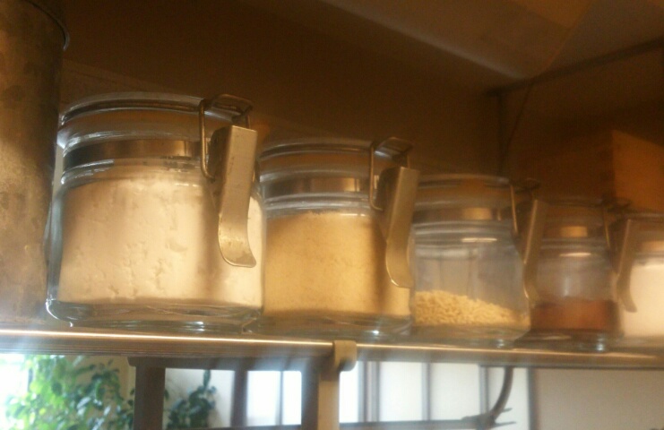 ジャムの空き瓶を調味料入れにしてきれいに棚に並べた画像