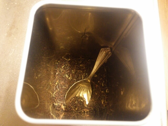 空き缶に詰め替えた紅茶画像