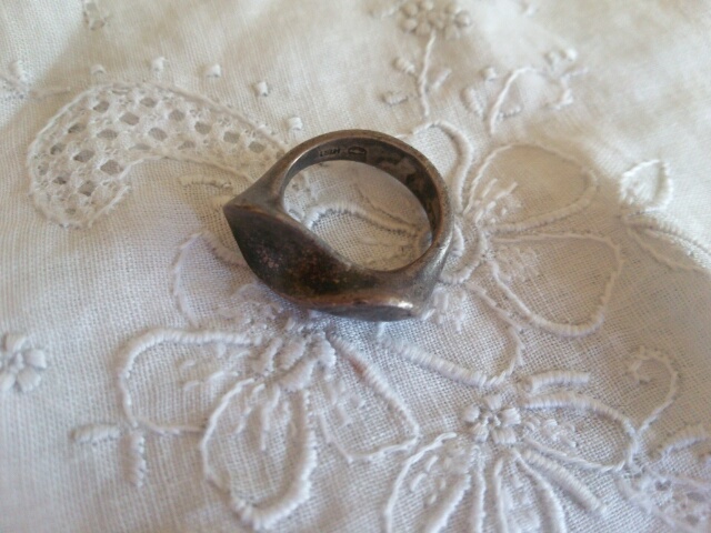 黒ずんでしまったシルバーリング画像