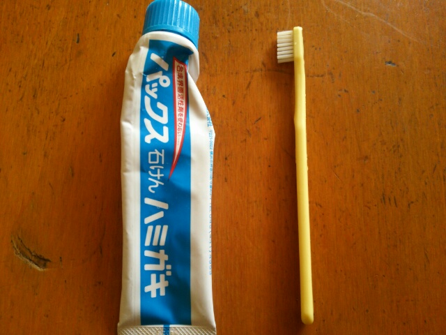 歯磨き粉と古ハブラシ画像